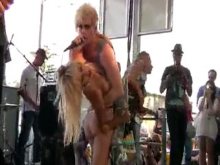 Lady Gaga makes out on stage